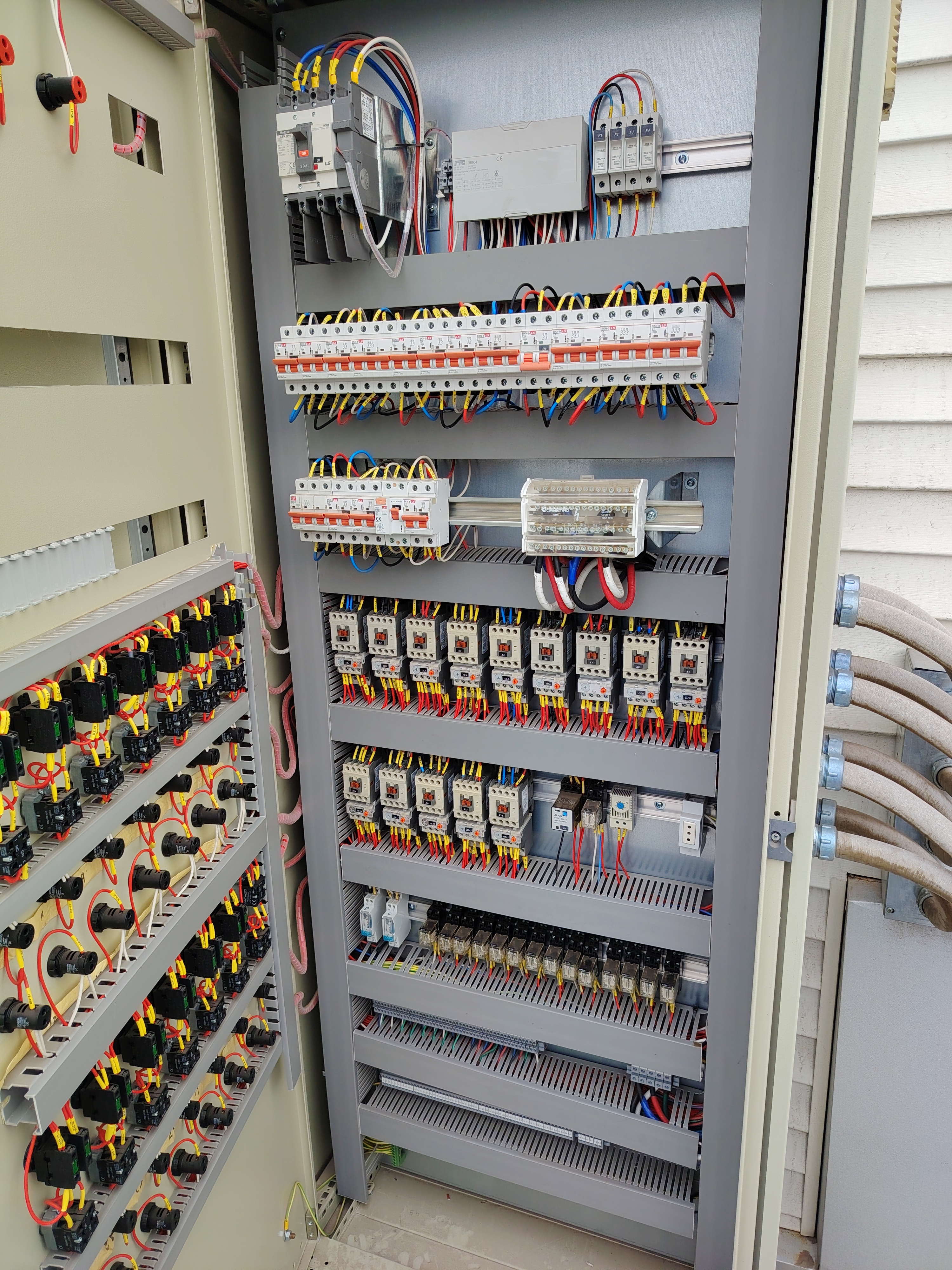 Proyecto eléctrico en terreno