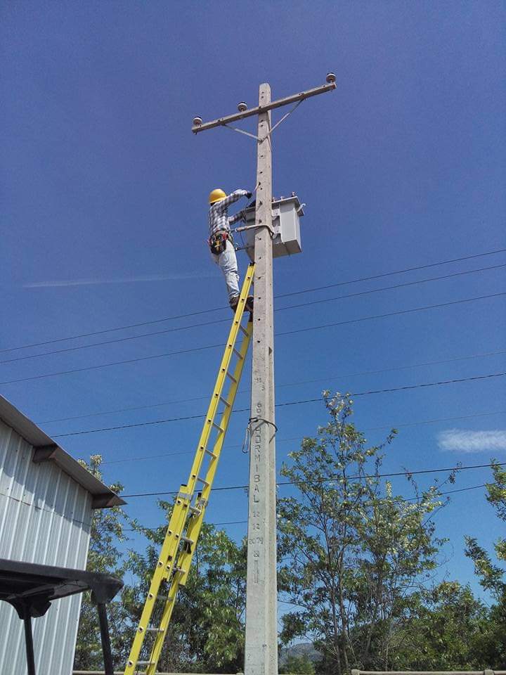 Trabajo en poste eléctrico
